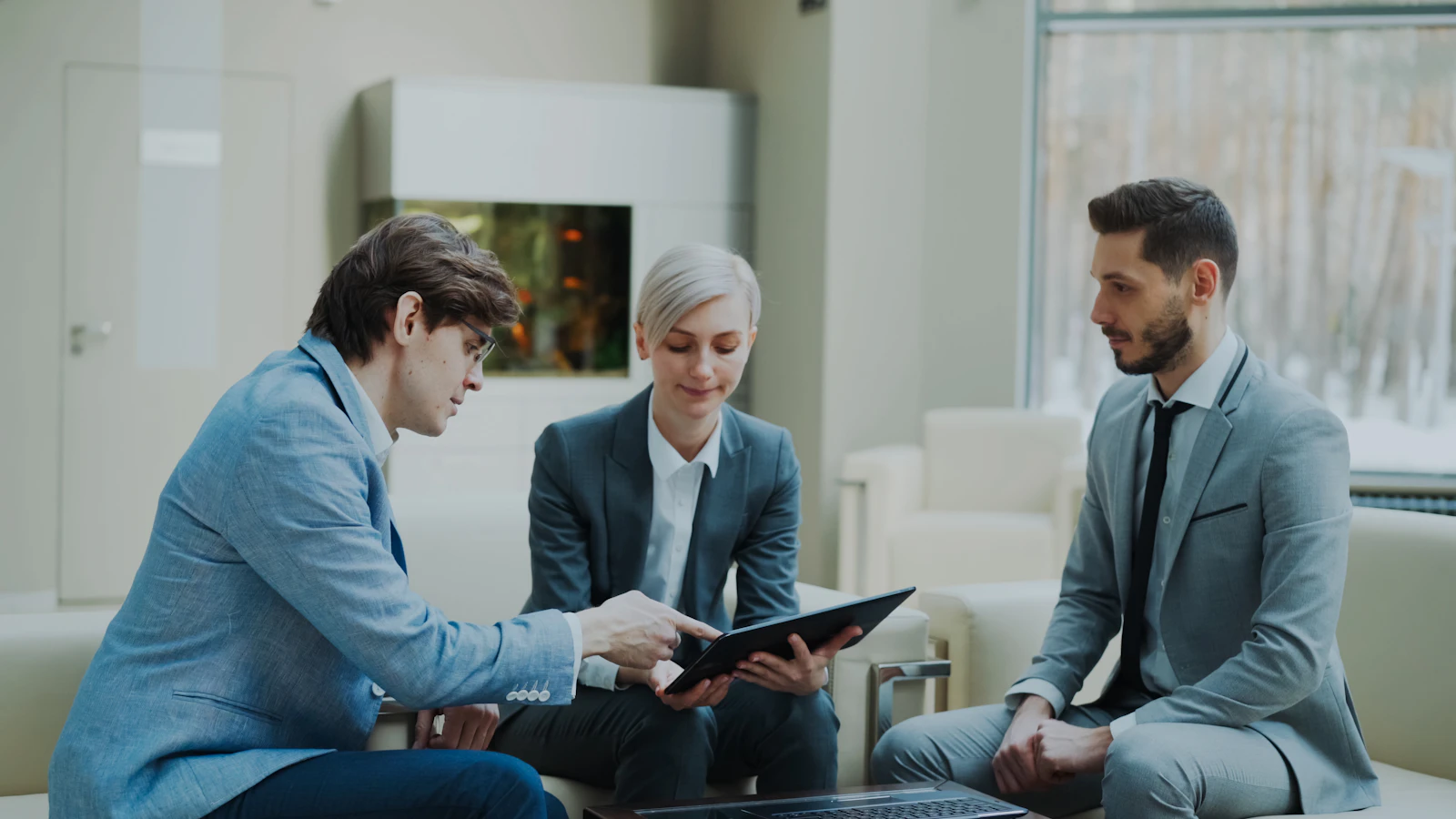 Conseillère échangeant avec des clients