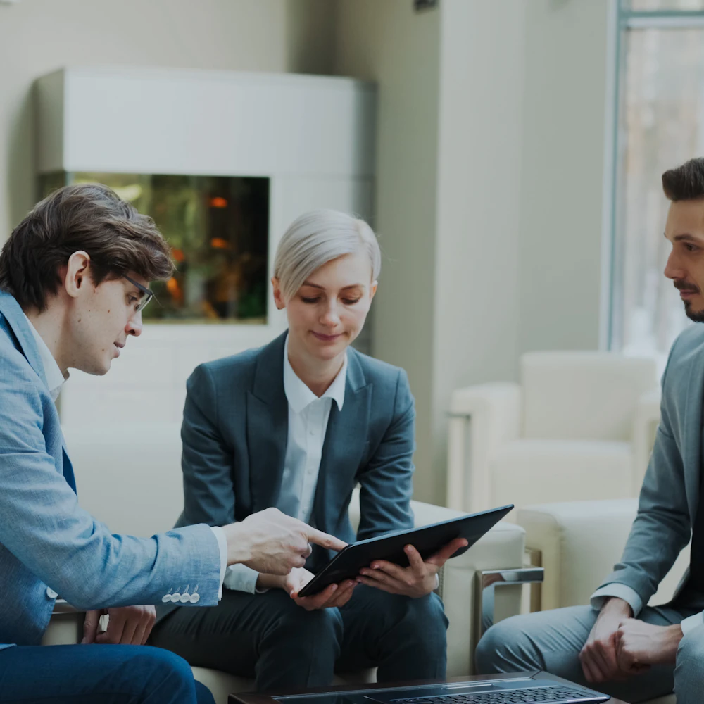 Conseillère échangeant avec des clients