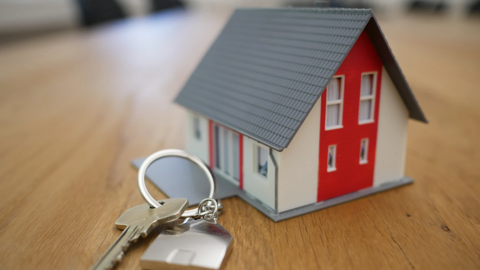 Maison miniature et clés, symbole de l'assurance habitation
