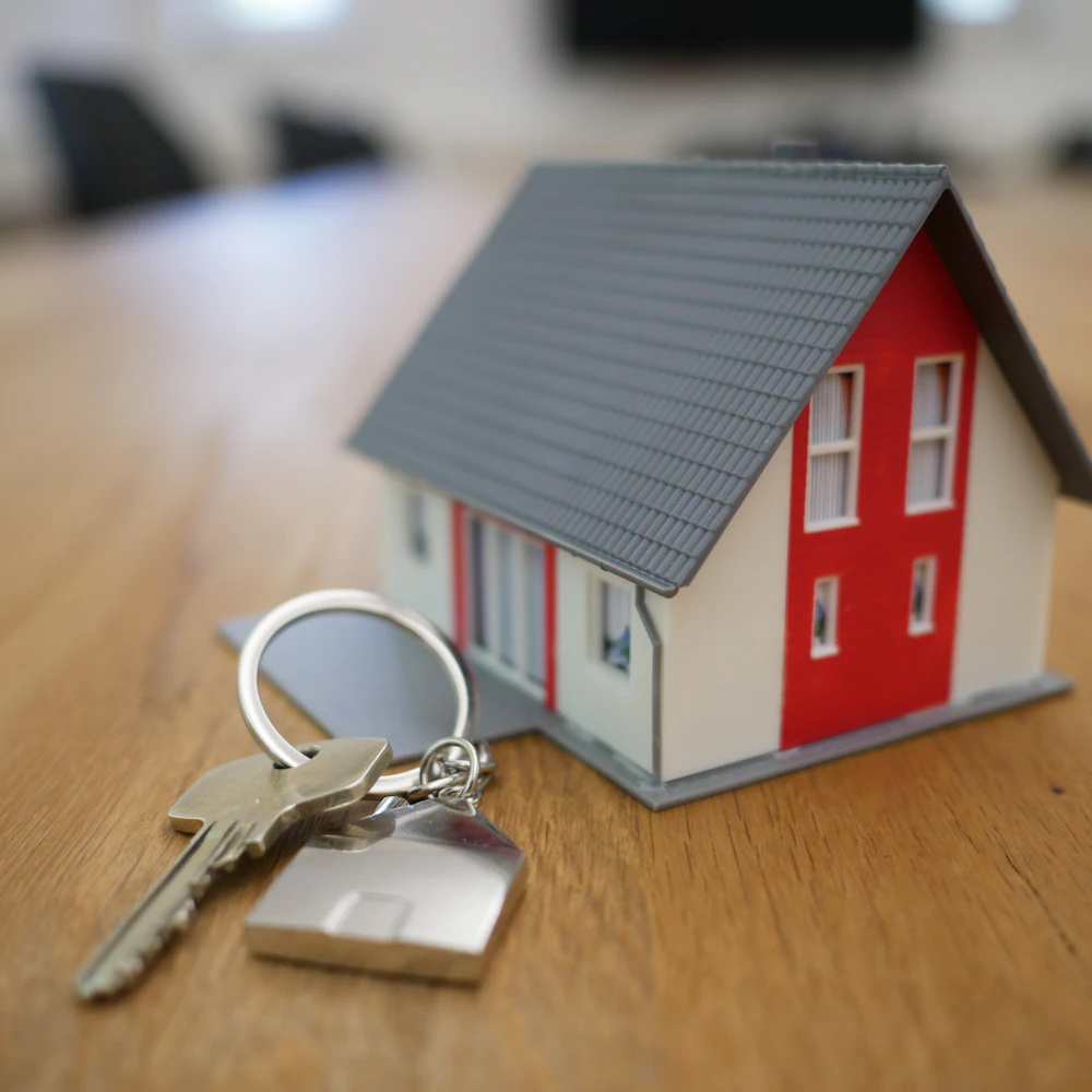 Maison miniature et clés, symbole de l'assurance habitation
