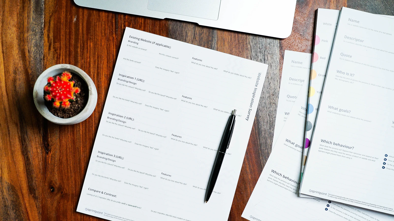 Documents et stylo sur un bureau
