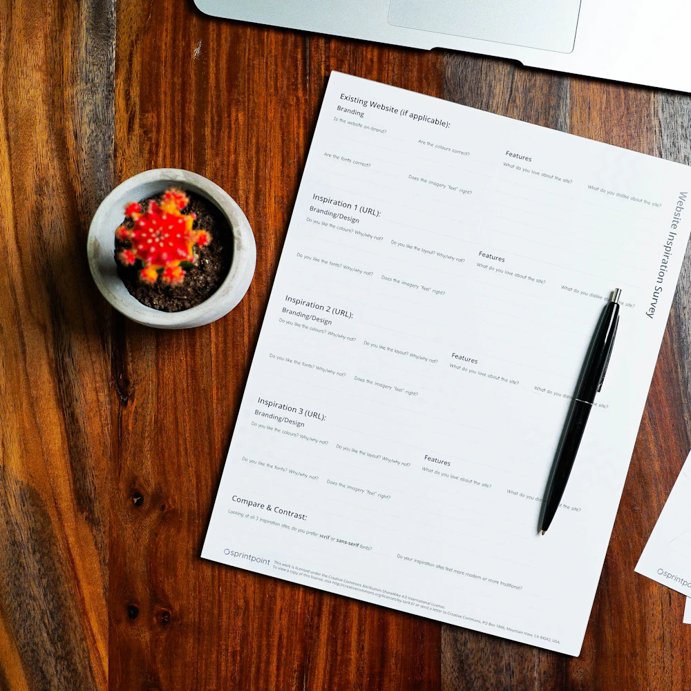 Documents et stylo sur un bureau