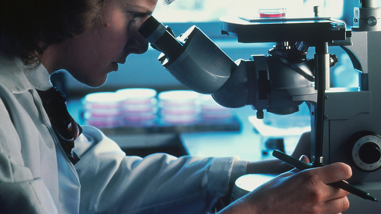 Scientifique au microscope en laboratoire