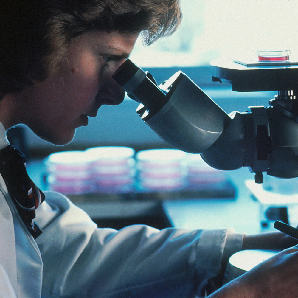 Scientifique au microscope en laboratoire